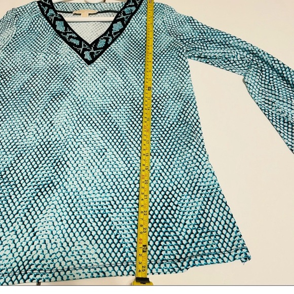 MK V- Neck Blouse. Size Medium (EUC) - Picture 6 of 11